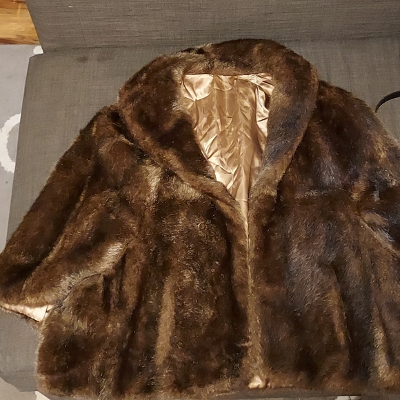 Vintage Fur Shawl/Cape - Picture 5 of 8
